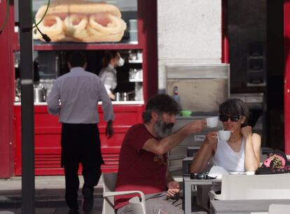 Una pareja disfruta de la terraza de un bar de la plaza Mayor, en Madrid.