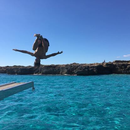 Carles Puyol, días de vacaciones en Menorca. El exjugador del Barça disfruta del mar Mediterráneo y de la isla junto a su mujer, Vanessa Lorenzo, y las dos hijas de la pareja