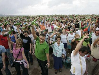 El año pasado, 5.107 participantes escanciaron sidra a la vez en Gijón.