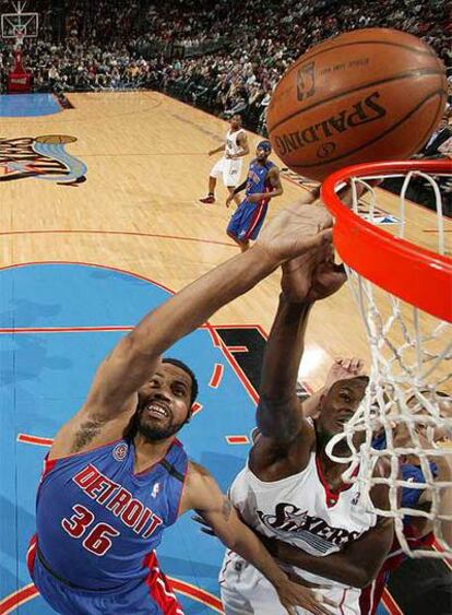 Wallace, de Detroit, trata de impedir la canasta de Dalembert.