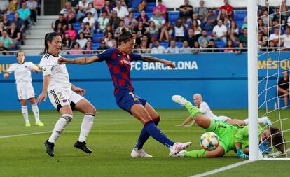 Jennifer Hermoso marca el 7-1 al CD Tacón en la victoria del Barcelona por 9-1 .