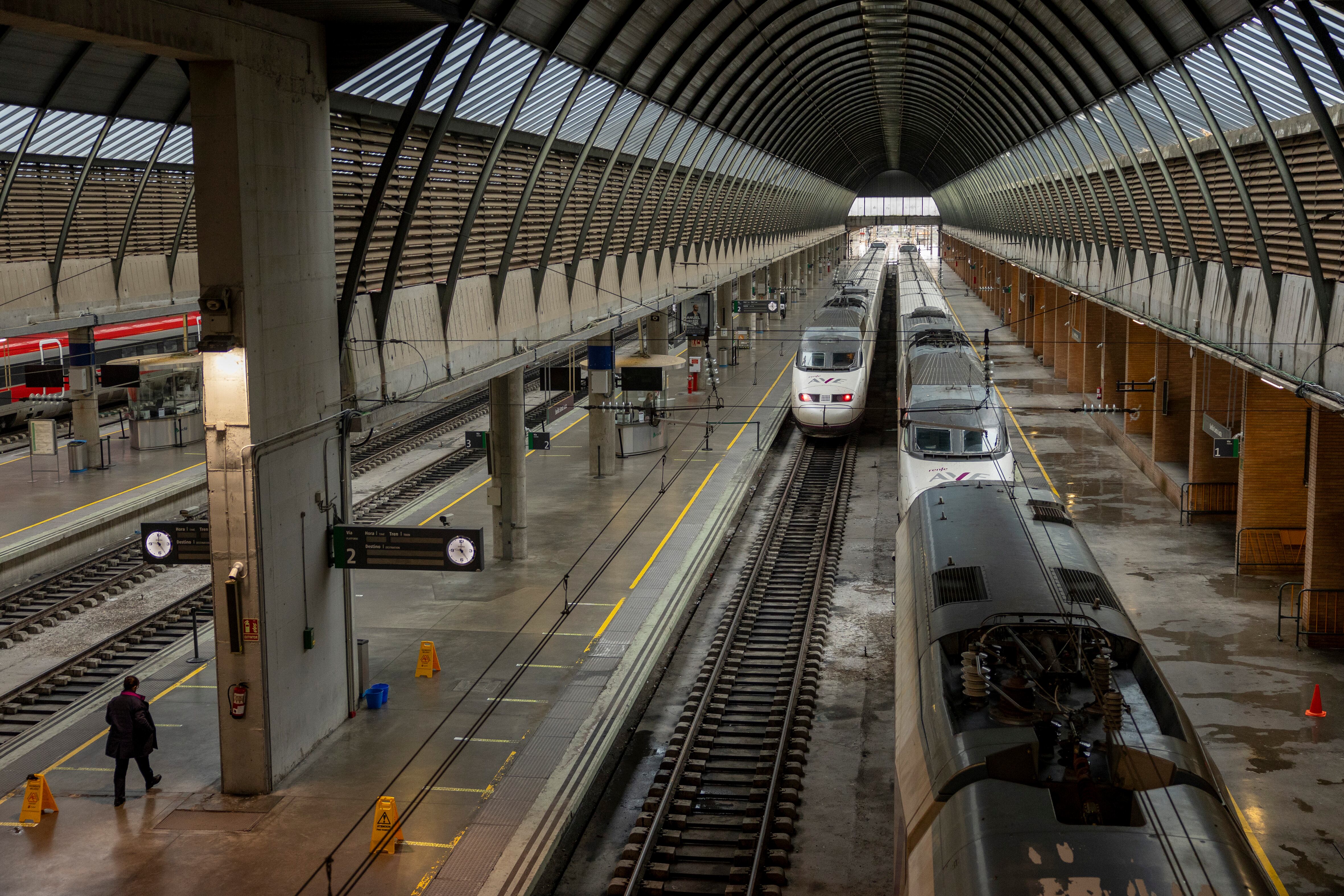 Trenes de alta velocidad en la estación de Santa Justa en Sevilla, este lunes durante la jornada de huelga. 