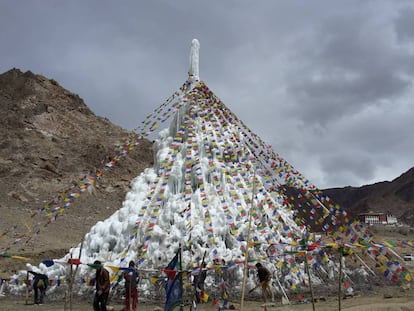 Estupa de gelo perto do monastério de Phyang, Ladakh, em abril de 2016