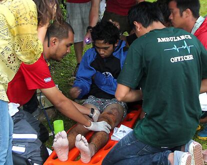 Nicanor Mabao Jr., un guía filipino, es atendido por el personal sanitario tras ser rescatado.