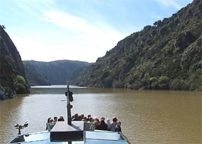 El crucero ambiental adentrándose en el cañón de los Arribes del Duero.