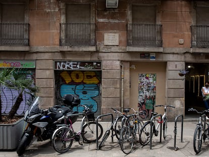 Puerta principal del número 37 de la calle de Princesa de Barcelona donde una placa recuerda que aquí nació Santiago Rusiñol el 25 de febrero de 1861, actualmente tapiado. A la derecha el negocio que abrió a finales de 2020 llamado 'Russinyol', en recuerdo del artista.