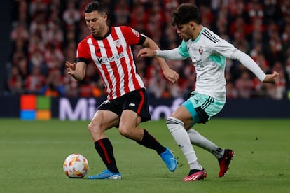 Óscar de Marcos y Abde en una jugada durante el partido de Copa del Rey entre el Athletic y Osasuna, en San Mamés este martes.