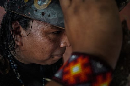 Melvin González, de 42 años, talla máscaras tradicionales de madera de balsa en Boruca: “La competencia comercial está pervirtiendo nuestra cultura”.