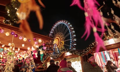 Visitantes caminan por el mercado navideño 'Berliner Weihnachtszeit', frente al Red Town Hall en Berlín (Alemania), el 5 de diciembre.