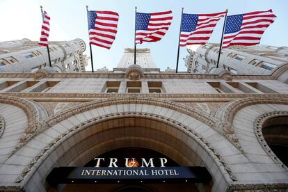 La entrada principal del hotel Trump en Washington