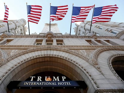 La entrada principal del hotel Trump en Washington
