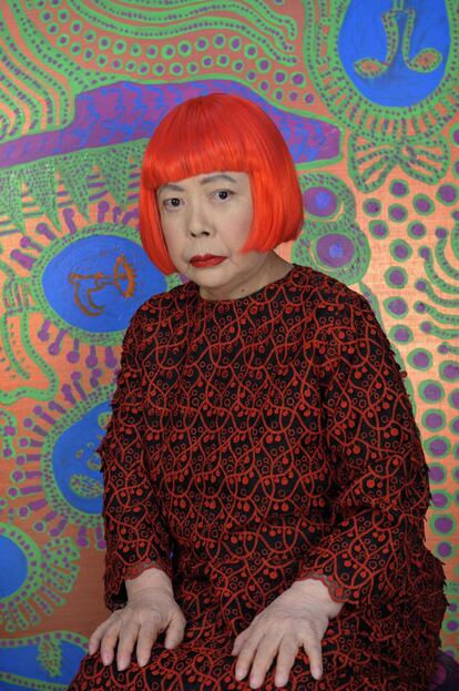 Yayoi Kusama, cuja carreira artística está retratada na exposição 'Obsessão Infinita', posa em frente a uma das obras criadas por ela a partir de 1990.