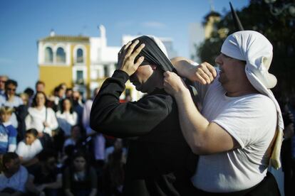 Costaleros Hermandad del Cristo del Cachorro en Sevilla.