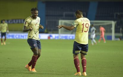 Luis Muriel, a la derecha, celebra el tercer gol de Colombia con Duván Zapata. 