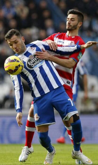 El deportivista Lucas Pérez protege la pelota ante Fran Rico, del Granada.