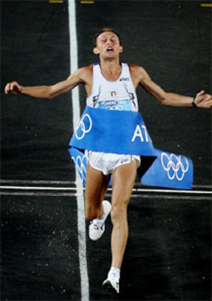 El italiano Baldini cruza la meta para ganar la prueba reina del olimpismo.