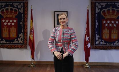 Cristina Cifuentes durante la rueda de presa tras su comparecencia en la Asamblea de Madrid. 