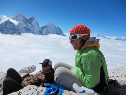 Mónica Piris, en primer término, en el campo base del Everest.