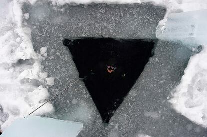 Johanna Nordblad, de 42 años, durante una sesión de entrenamiento de buceo bajo el hielo en Somero (Finlandia), el 28 de febrero de 2017.