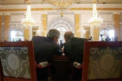 Bush (izquierda) conversa con Putin durante una reunión de los representantes del G 8 en el palacio Konstantinovsky de San Petersburgo.