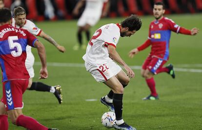 Franco Vázquez consigue de tacón el segundo gol del Sevilla ante el Elche.