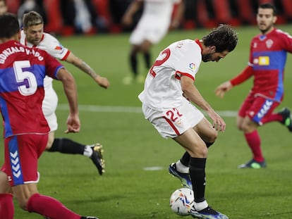 Franco Vázquez consigue de tacón el segundo gol del Sevilla ante el Elche.