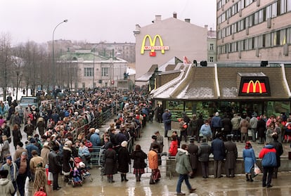 La apertura del primer McDonald's en Rusia, el 31 de enero de 1990 en la plaza Pushkin de Morcú. 
