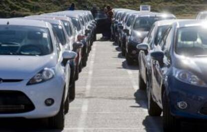 Varios operarios revisan coches Ford Fiesta en la  factora Ford de Almussafes. EFE/Archivo