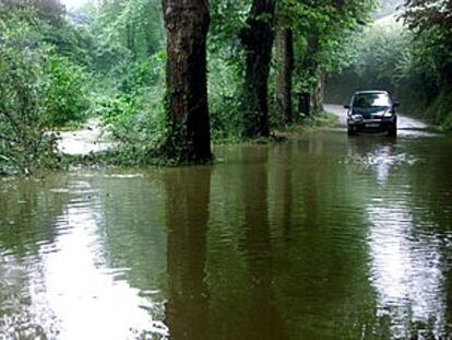 Imagen del río Pontones en Cantabria, desbordado por las fuertes lluvias.