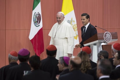 Bergoglio, junto al presidente Enrique Peña Nieto en Palacio Nacional. Las palabras de Francisco vinieron, como siempre, acompañadas de una carga simbólica. Así, la misma entrada del Papa en el Palacio Nacional, uno de los tempos del poder laicco meciano, marcó la culminación de un proceso lento y agitado que dio comiento en 1992, cuando México reanudó las renacioales diplomáticas con el Vaticano.