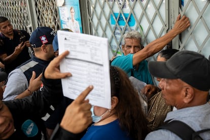 Un paciente se sostiene sobre el dispensario Disfarma mientras espera medicamentos de la Nueva EPS, en Cali, durante la crisis de entrega de medicamentos en marzo de 2025.