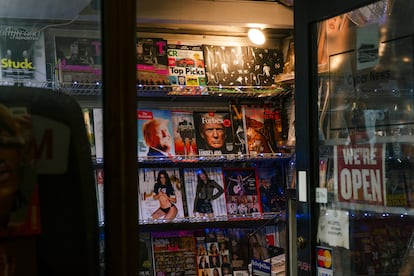 Un puesto de periódicos vende revistas con Donald Trump en sus portadas, en el centro de Manhattan. 