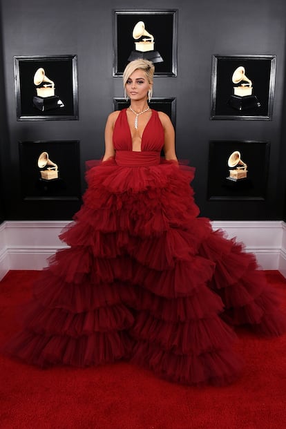 La cantante estadounidense de origen albanés Bebe Rexha con vestido de tul de la firma Monsoori. La artista denunció hace unos días que ningún diseñador quería vestirla por tener la talla 40.