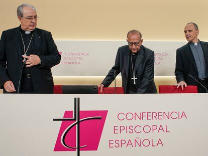 De izquierda a derecha, César García Magán, secretario general de la Conferencia Episcopal Española, el cardenal Juan José Omella, presidente de la entidad, y José Gabriel Vera, su director de comunicación.
