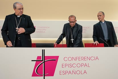 César García Magán, Juan José Omella y Josetxo Vera, durante la rueda de prensa ofrecida este martes en la sede de la Conferencia Episcopal en Madrid. 