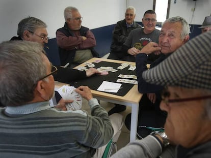 Ancianos jugando a las cartas.