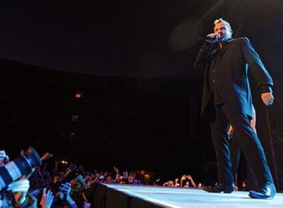 Un momento de la actuación de Miguel Bosé en Las Ventas.