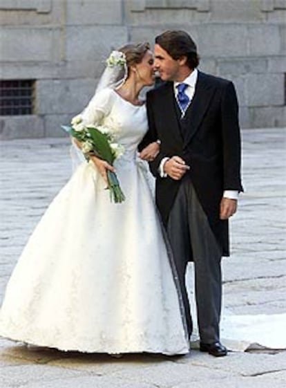 José María Aznar, con su hija Ana, el día de su boda, en el monasterio de El Escorial.