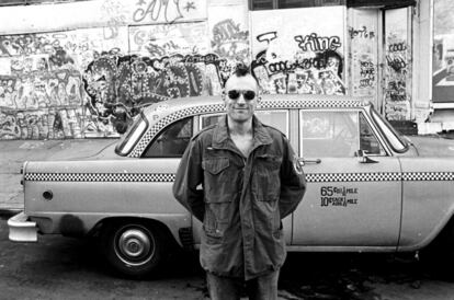 Robert de Niro, durante el rodaje de 'Taxi driver'. Schapiro fue el fotógrafo de este rodaje y asegura que cuando se apagaban las cámaras, de Niro seguía metido en la piel del personaje.