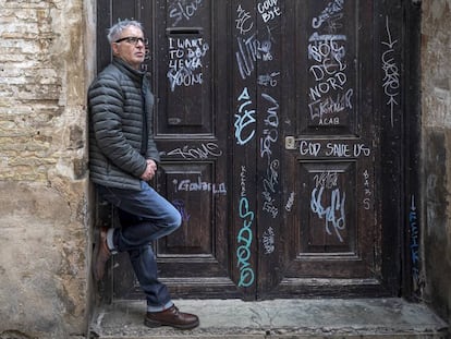 El novelista Ferran Torrent, en una calle de Sedaví (Valencia).