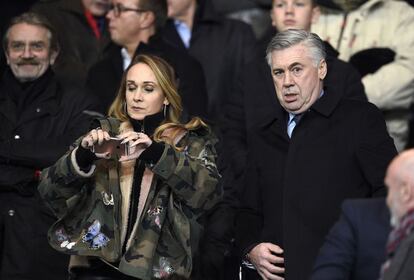 Y de un histórico del fútbol a otro. Carlo Ancelotti, junto a su mujer, Mariann Barrena tampoco se quiso perder el partido entre sus exequipos, PSG y Chelsea.