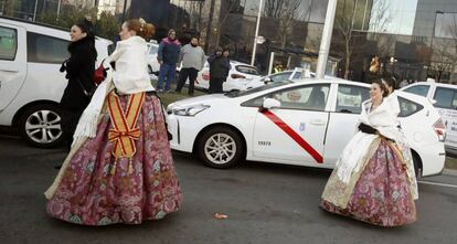 Participants in the Fitur trade fair arrive at the Ifema exhibition center in traditional costume on Wednesday.