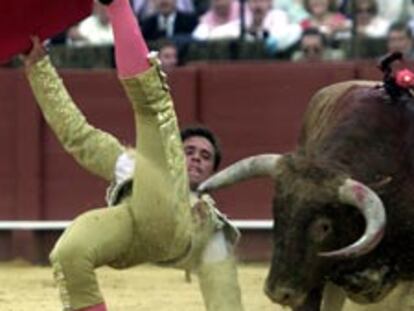 Dávila sufrió una voltereta en su primer toro.