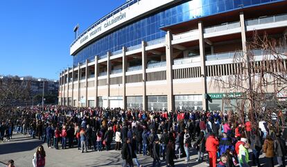 Exterior del estadio Vicente Calderón donde se han dado cita los aficionados del Atlético de Madrid para asistir a la presentación del nuevo jugador, Fernando Torres.