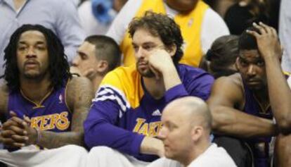 Hill, Gasol y Bynum, en el banquillo de los Lakers.