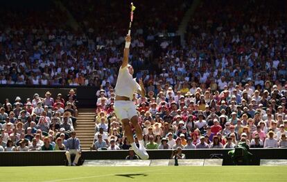 Federer, durante el partido contra Dzumhur.