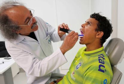 El doctor examina a Thiago Silva.