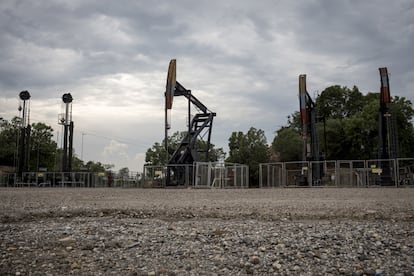 Bombas hidráulicas cerca de una refinería de Ecopetrol en Barrancabermeja (Colombia), el 20 de abril de 2018.