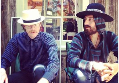 Black Yaya (derecha) acompañado del cantante Turner Cody.