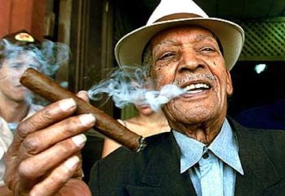 Compay Segundo fumando un puro habano.